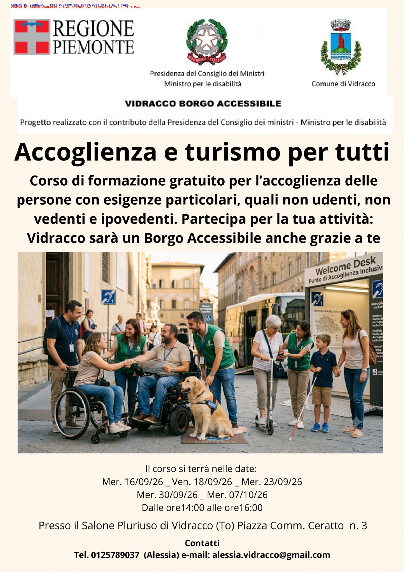 Un gruppo di persone sorridenti, tra cui una persona in sedia a rotelle e una donna non vedente con un cane guida, interagiscono presso un punto di accoglienza inclusivo.